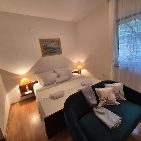 Apartman Lara *